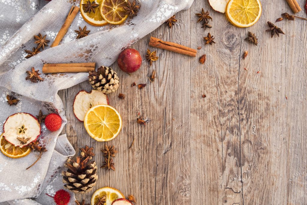 Composizione natalizia con arance essiccate e cannella