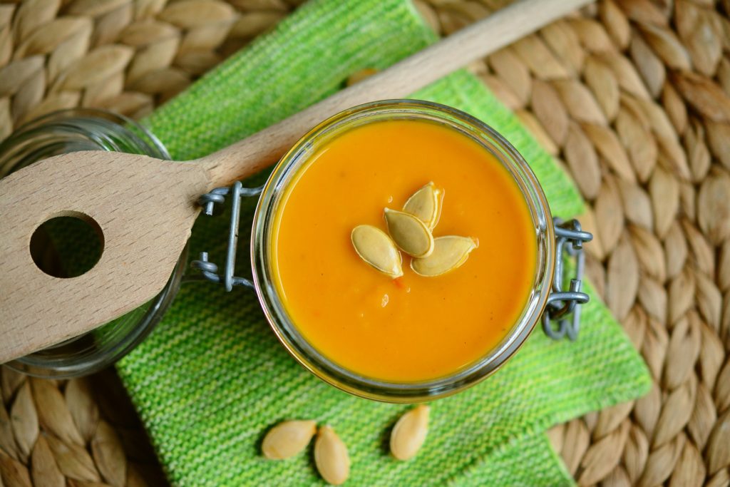 Crema di lenticchie, patate e pomodorini in un vasetto