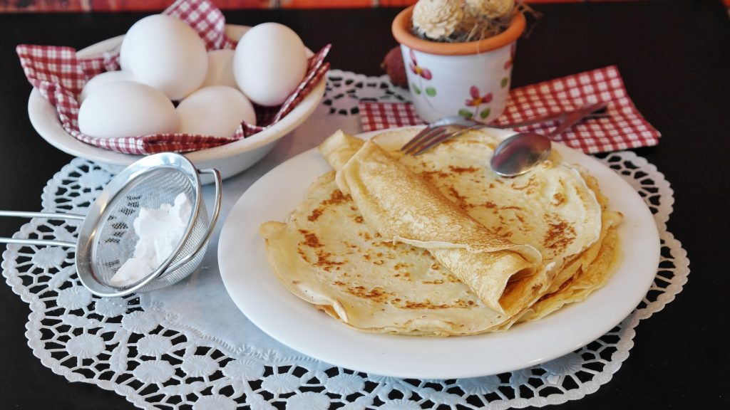 Crepes senza zucchero servite con uova fresche