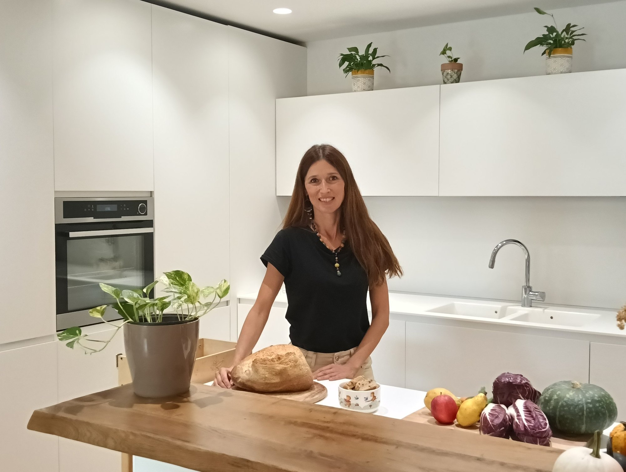 Elettra Da Ros in cucina mentre prepara un pasto con ingredienti freschi e di stagione