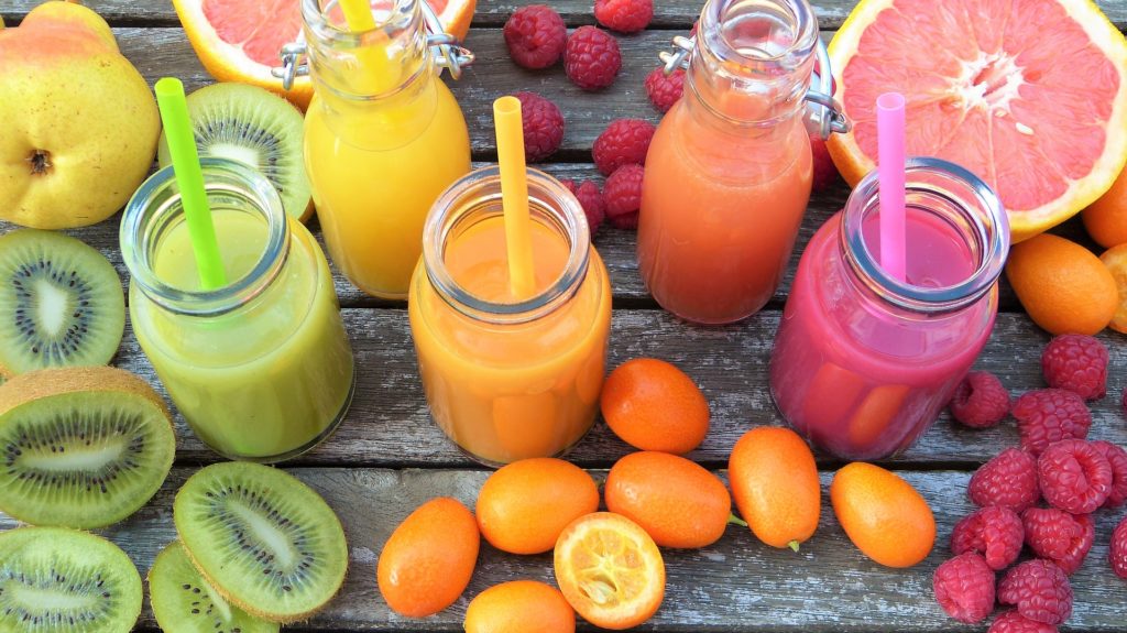 Frullati colorati di frutta fresca con cannucce