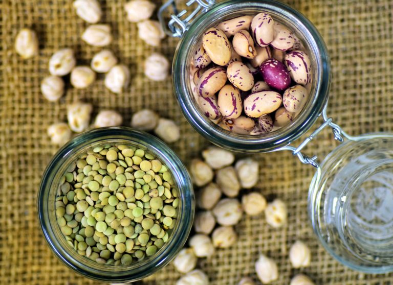 Barattoli di legumi secchi: ceci, fagioli e lenticchie